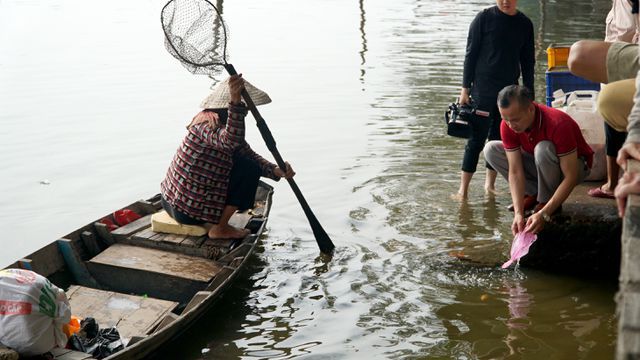 Người[-]thả[-]cá,[-]người[-]chờ[-]sẵn...[-]chích[-]điện[-]vợt[-]cá!